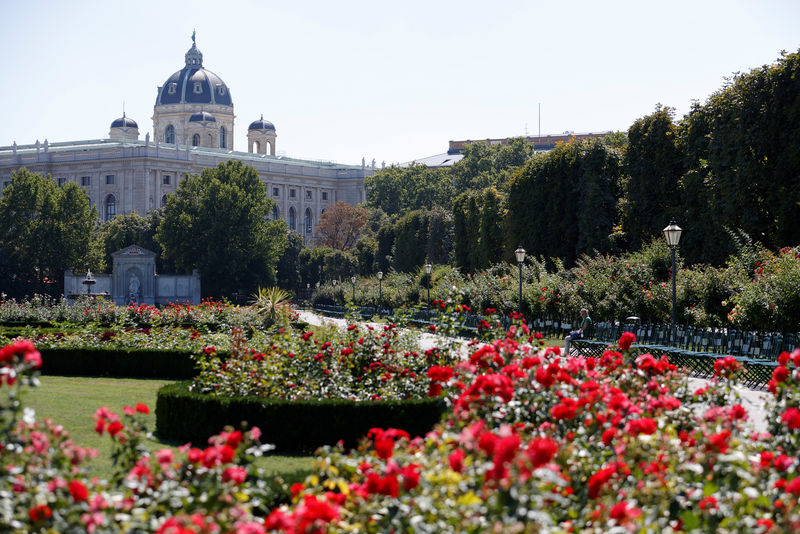 © Reuters. Foto de un jardín cercano al Museo de Historia Natural en Viena