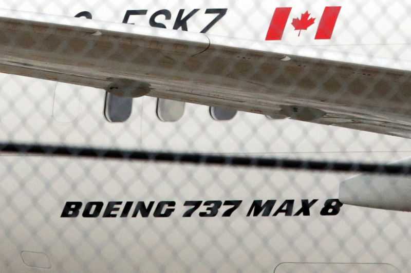 © Reuters. Самолет Boeing 737 MAX 8 авиакомпании Air Canada в международном аэропорту Торонто Пирсон
