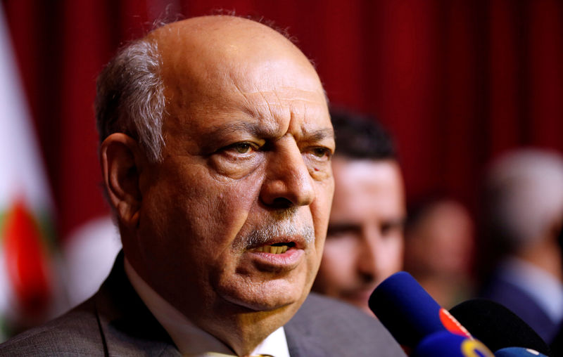 © Reuters. Министр нефти Ирака Тамер аль-Гадбан говорит со СМИ в здании министерства в Багдаде