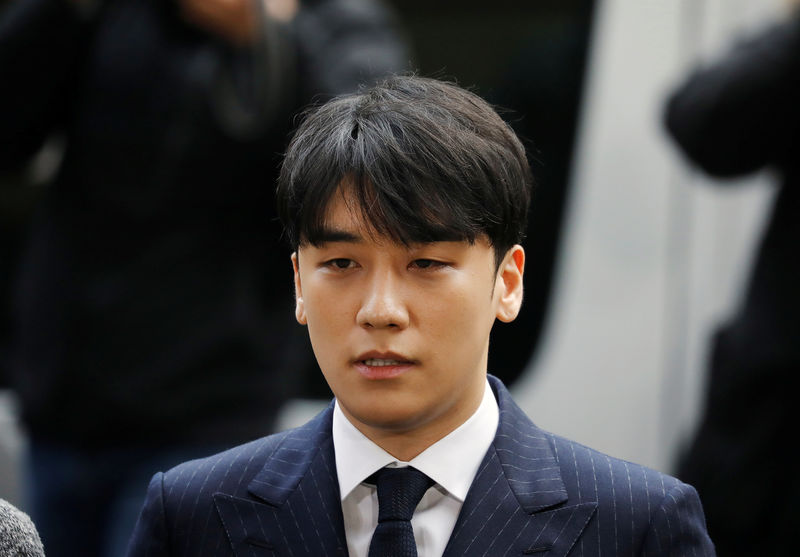 © Reuters. En la imagen, Seungri, miembro de la banda de K-pop Big Bang, a su llegada pra ser interrogado en un caso de soborno sexual en Seúl