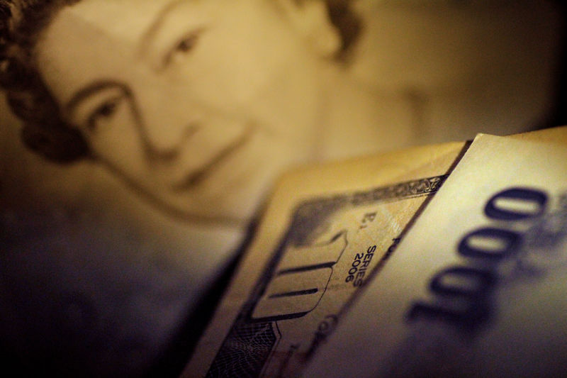 © Reuters. Банкноты фунта стерлингов, доллара и иены