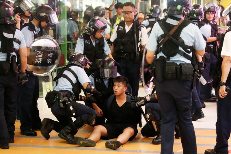 © Reuters. الشرطة تتدخل لفض مشاجرات بين محتجي هونج كونج ومؤيدين للصين