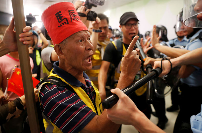 La policía de Hong Kong disuelve los enfrentamientos entre manifestantes rivales