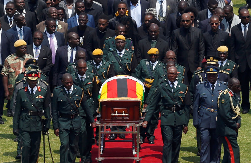 © Reuters. رؤساء أفارقة وأنصار رئيس زيمبابوي الراحل موجابي يحتشدون لوداعه
