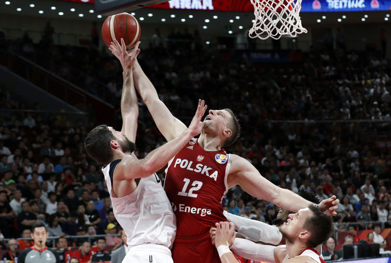 © Reuters. El polaco Adam Waczynski y Mateusz Ponitka en acción con Joe Harris de los EE.UU - FIBA World Cup - Juegos de Clasificación 7-8 - Estados Unidos contra Polonia - Wukesong Sport Arena, Pekín, China