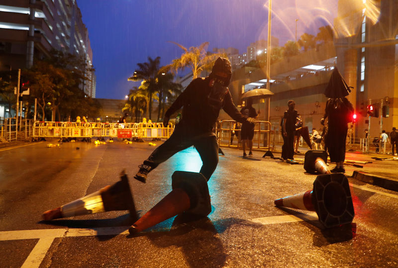 © Reuters. Anti-government protesters set up a roadblock during a demonstration in Tin Shui Wai in Hong Kong
