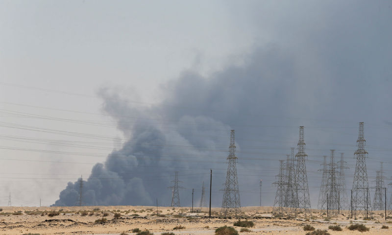 © Reuters. Fumaça gerada por incêndios em instalação petrolífera da Aramco em Abqaiq