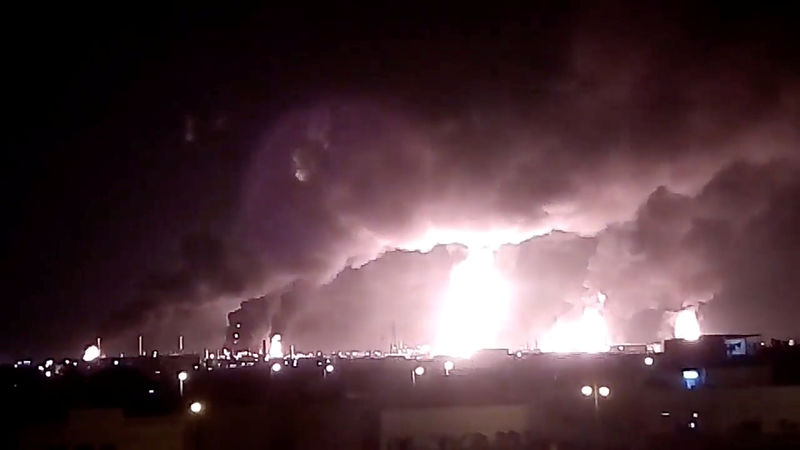 © Reuters. Instalação petrolífera da Aramco em chamas após ataque de drones em Buqayq