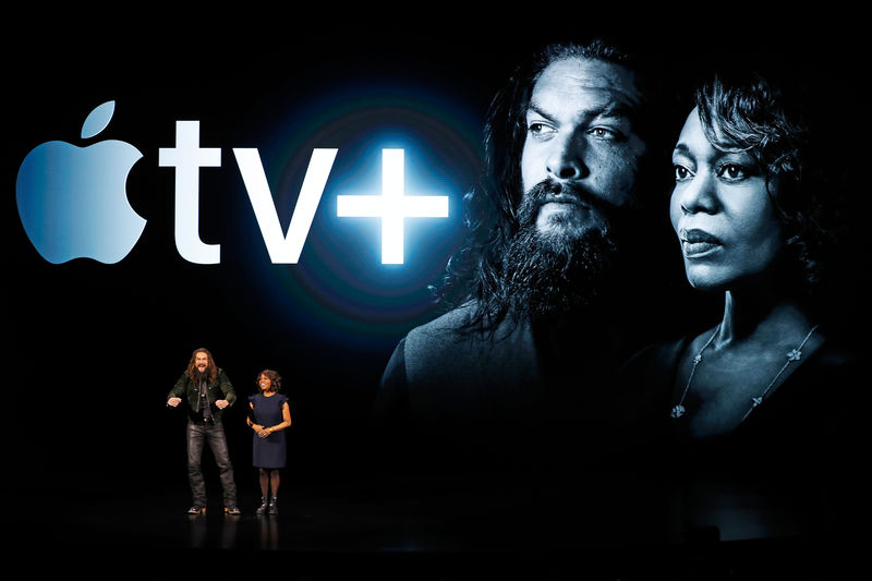 © Reuters. Actors Jason Momoa and Alfre Woodard speak during an Apple special event at the Steve Jobs Theater in Cupertino