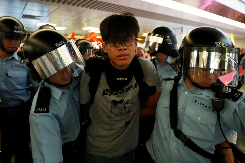 La policía de Hong Kong bombardea con gas lacrimógeno a los manifestantes que lanzan bombas molotov