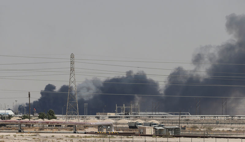 © Reuters. Smoke is seen following a fire at Aramco facility in the eastern city of Abqaiq