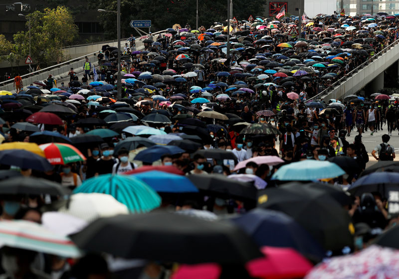 © Reuters. DES MILLIERS DE MANIFESTANTS DEVANT LE CONSULAT BRITANNIQUE À HONG KONG