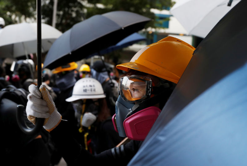 © Reuters. شرطة هونج كونج تطلق الغاز المسيل للدموع ومدافع المياه على المحتجين