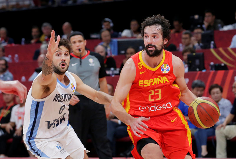 © Reuters. El argentino Nicolas Laprovittola en acción con el español Sergio Llull en la FIBA World Cup