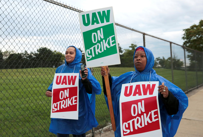 © Reuters. United Auto Workers, Aramark workers carry strike signs while picketing outside the General Motors Detroit-Hamtramck assembly plant in Detroit,