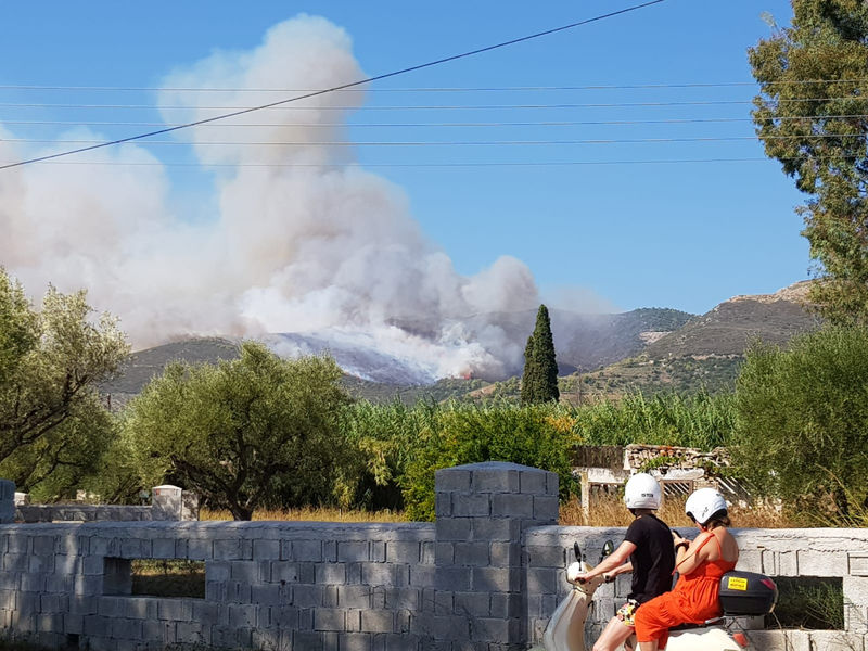 إجلاء قريتين مع اشتداد حريق غابات في جزيرة زاكينثوس اليونانية