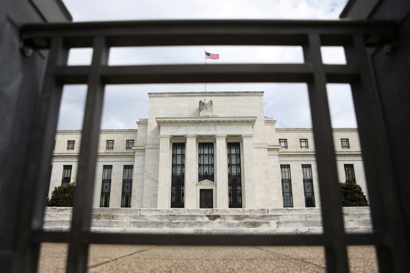 © Reuters. FILE PHOTO: The Federal Reserve building is pictured in Washington, DC