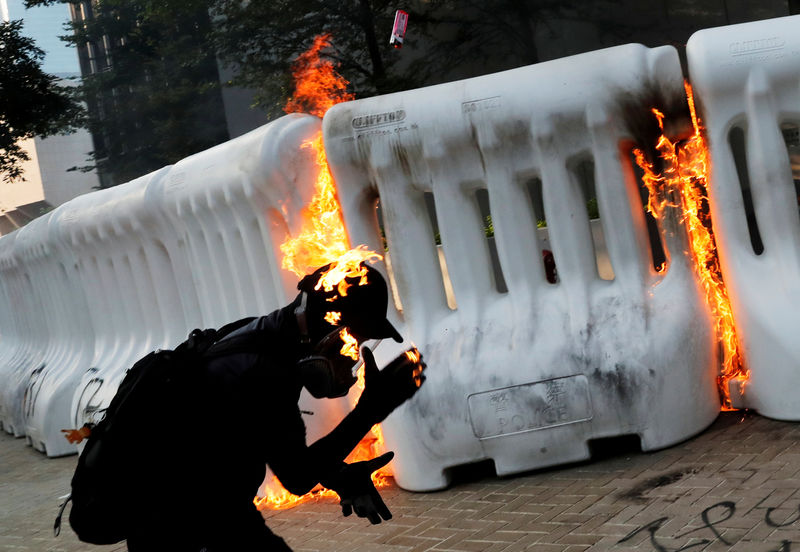 © Reuters. Manifestante durante protesto contra o governo em Hong Kong