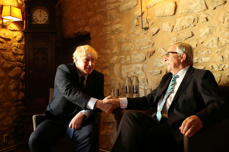 © Reuters. EC President Juncker shakes hands with British PM Johnson in Luxembourg