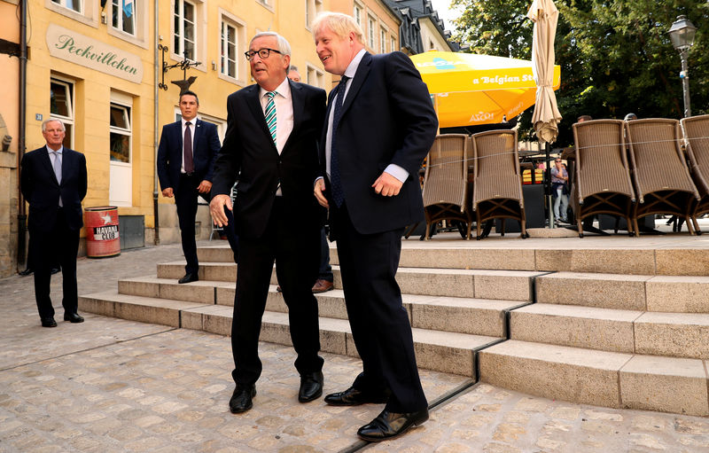 © Reuters. Presidente da Comissão Europeia, Jean Claude Juncker, e premiê britânico, Boris Johnson