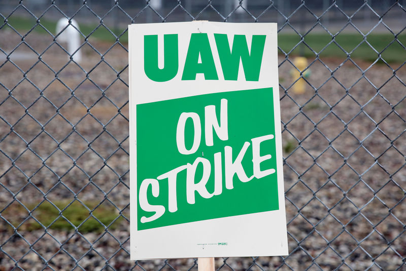 © Reuters. A United Auto Workers (UAW) picket sign is seen outside General Motors Powertrain Flint Engine plant during the UAW national strike in Flint
