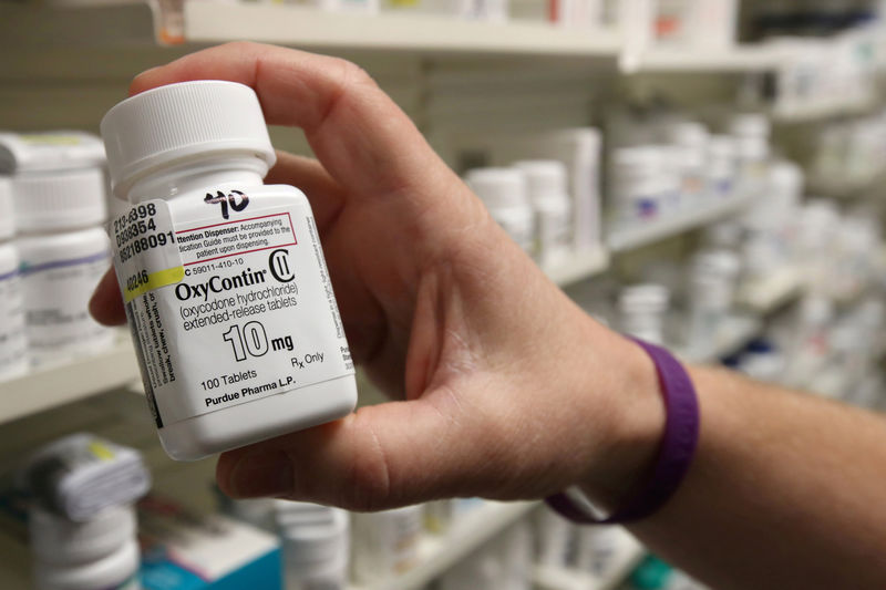 © Reuters. FILE PHOTO: A pharmacist holds a bottle OxyContin made by Purdue Pharma at a pharmacy in Provo, Utah