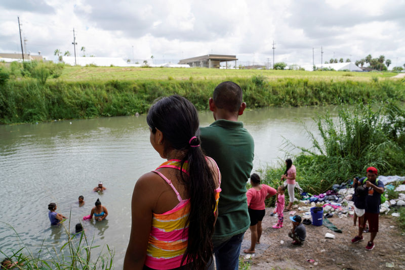 © Reuters. FILE PHOTO: People bathe and wash clothes in the Rio Grande in Matamoros, Tamaulipas.