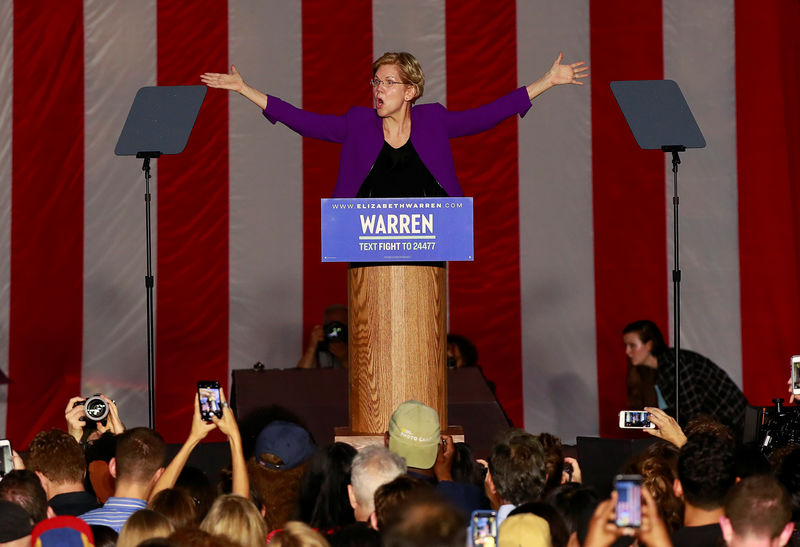 © Reuters. U.S. Senator and democratic presidential candidate Elizabeth Warren speaks at Washington Square Park in New York