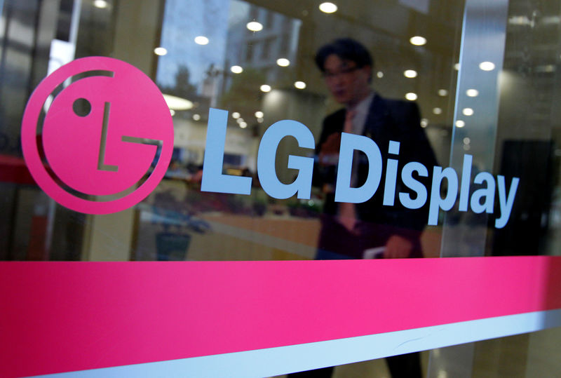© Reuters. A man walks out of the headquarters of LG Display in Seoul