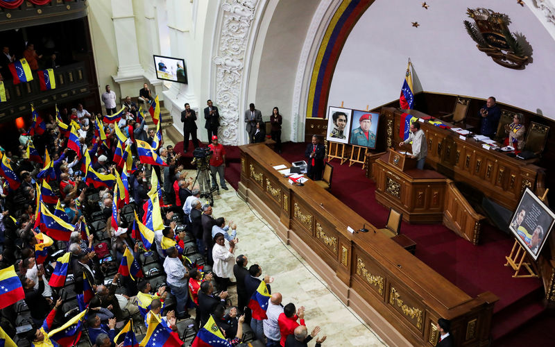 El Gobierno de Venezuela evalúa volver al Parlamento para &quot;extender el diálogo&quot; con la oposición