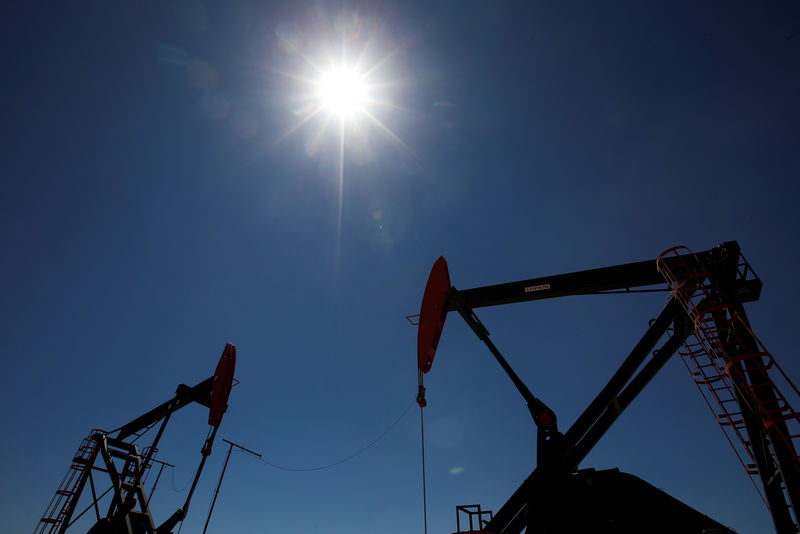 © Reuters. Станки-качалки на месторождении нефти и газа в провинции Неукен в Аргентине