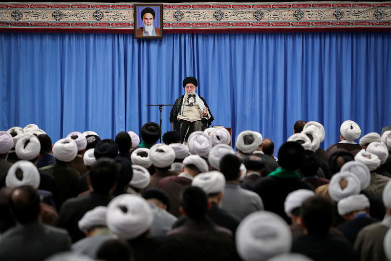 © Reuters. Iran's Supreme Leader Ayatollah Ali Khamenei gives a speech to a group of scholars and seminary students of religious sciences in Tehran
