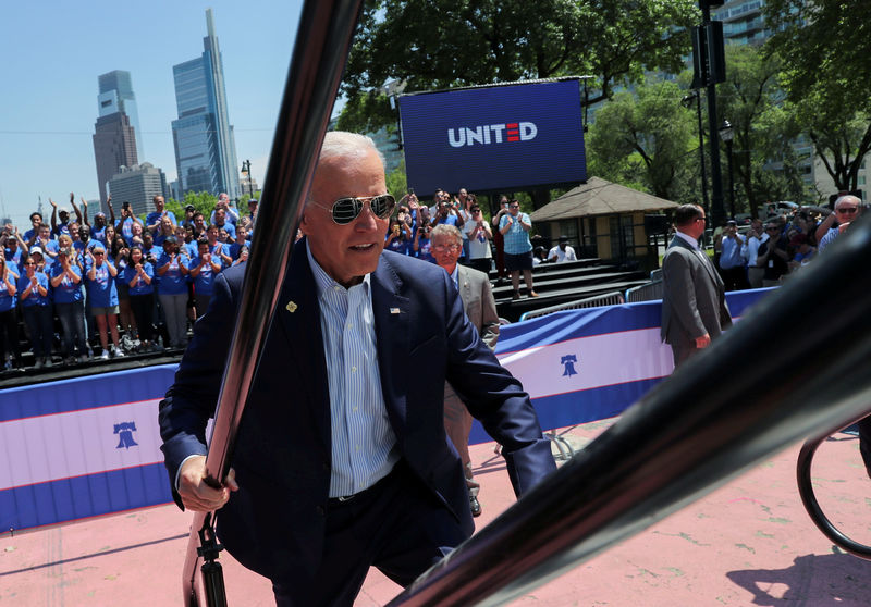 © Reuters. FILE PHOTO: U.S. presidential candidate and former Vice President Joe Biden holds kickoff rally of his campaign for the 2020 Democratic presidential nomination in Philadelphia
