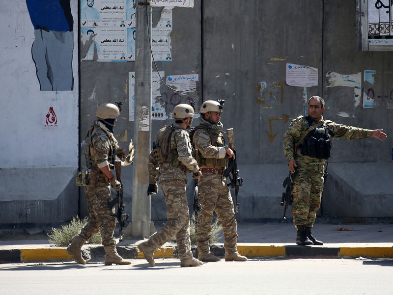 Mueren 30 personas en dos atentados talibanes, uno de ellos cerca del presidente afgano