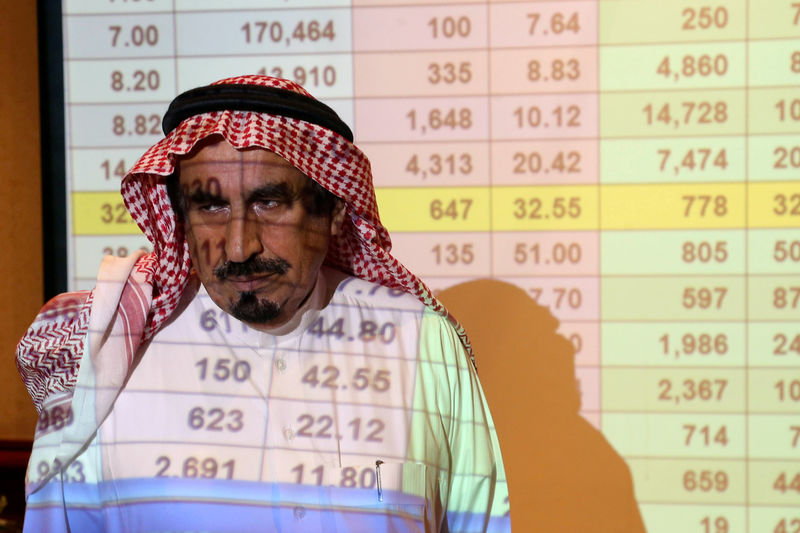 © Reuters. Un saudí frente a una pantalla que muestra precios de las acciones en el banco ANB en Riad