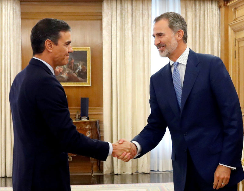 © Reuters. El rey Felipe VI saluda al presidente español en funciones, Pedro Sanchez, antes de reunirse ambos en Madrid