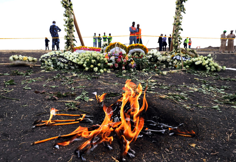 © Reuters. FILE PHOTO: Candle flames burn during a commemoration ceremony for the victims at the scene of the Ethiopian Airlines Flight ET 302 plane crash, near the town Bishoftu