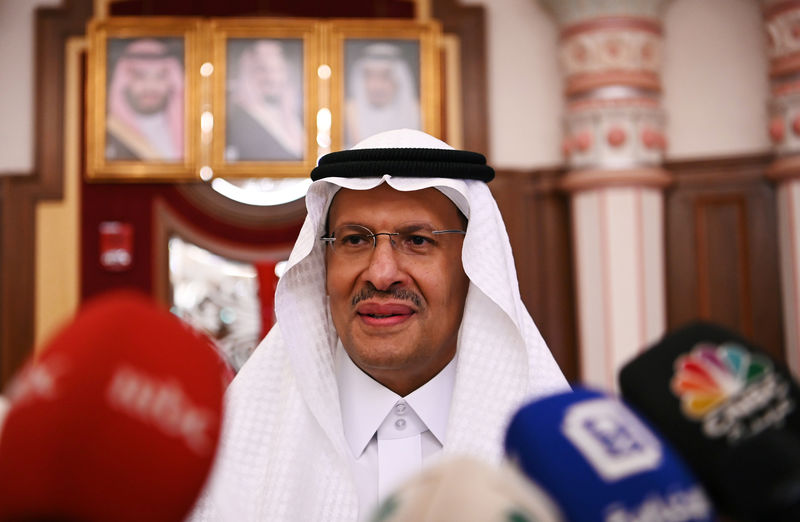 © Reuters. El ministro de Energía saudí, el príncipe Abdulaziz bin Salman, durante una conferencia de prensa en Yeda