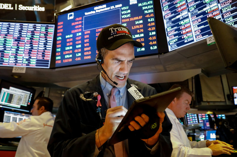 © Reuters. Traders work on the floor at the NYSE in New York