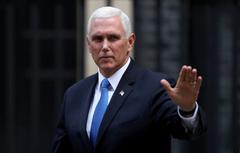 © Reuters. Britain's Prime Minister Boris Johnson welcomes U.S. Vice President Mike Pence outside Downing Street in London