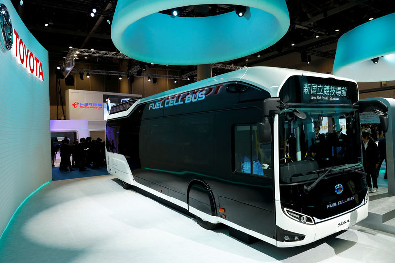 © Reuters. FILE PHOTO: Toyota Motor Corp. displays the company's fuel cell bus Sora during media preview of the 45th Tokyo Motor Show in Tokyo