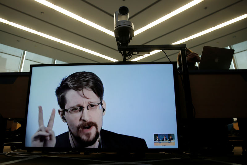 EEUU demanda a Edward Snowden por su libro alegando acuerdos de confidencialidad