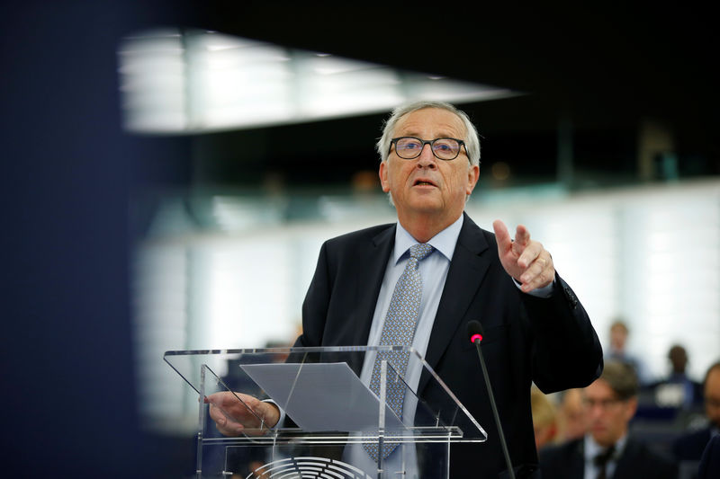 © Reuters. European Commission President Juncker addresses the European Parliament during a debate on Brexit in Strasbourg