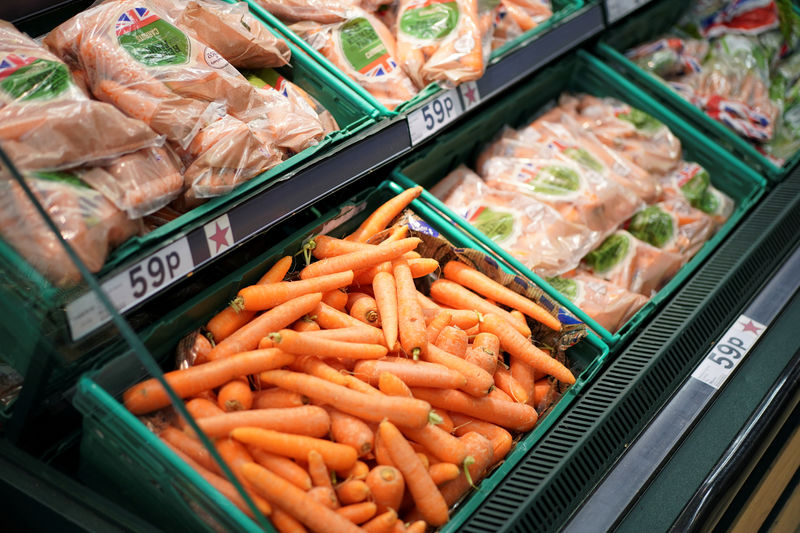© Reuters. FILE PHOTO: Vegetables are displayed for sale inside a supermarket in London