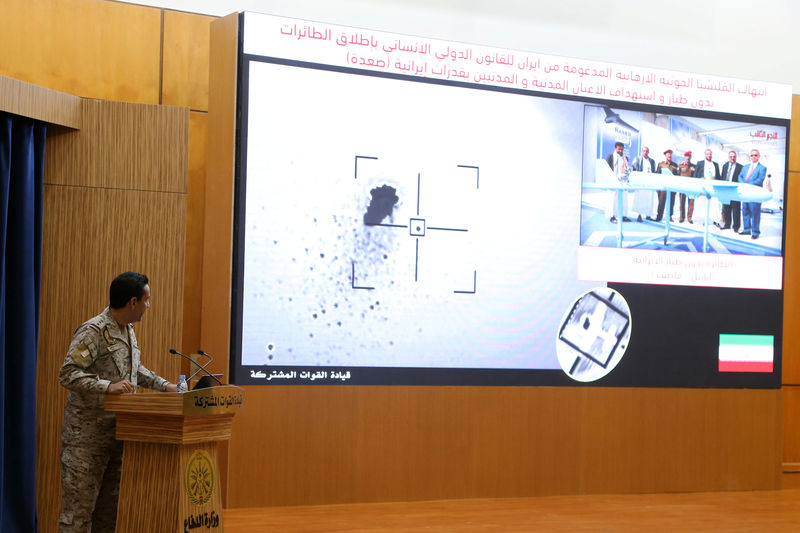 © Reuters. El portavoz de la coalición liderada por Arabia Saudita que lucha en Yemen, el coronel Turki Al-Malik, muestra en una pantalla una imagen satelital que muestra un ataque con aviones no tripulados durante una conferencia de prensa, en Riad.