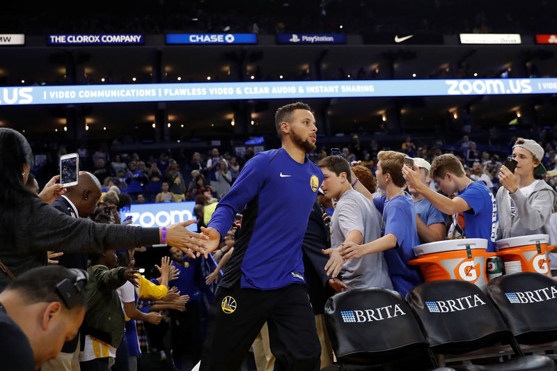 © Reuters. FILE PHOTO: Curry of the Golden State Warriors warms up before his NBA pre-season game against the Denver Nuggets at Oracle Arena in Oakland, California
