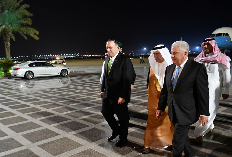 © Reuters. U.S. Secretary of State Mike Pompeo walks after stepping off his plane upon arrival at King Abdulaziz International Airport in Jeddah