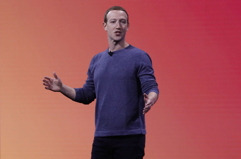 © Reuters. FILE PHOTO: Facebook CEO Mark Zuckerberg makes his keynote speech during Facebook Inc's annual F8 developers conference in San Jose