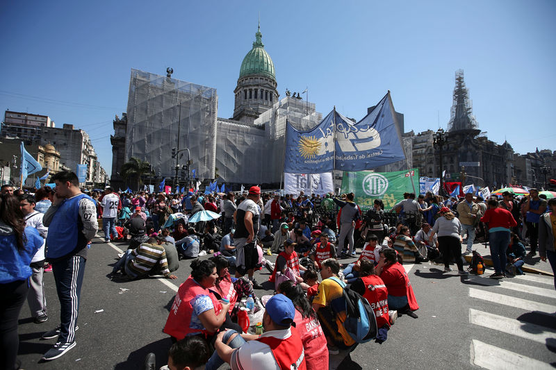 Senado da Argentina aprova lei de combate à &quot;emergência alimentar&quot; conforme crise se aprofunda