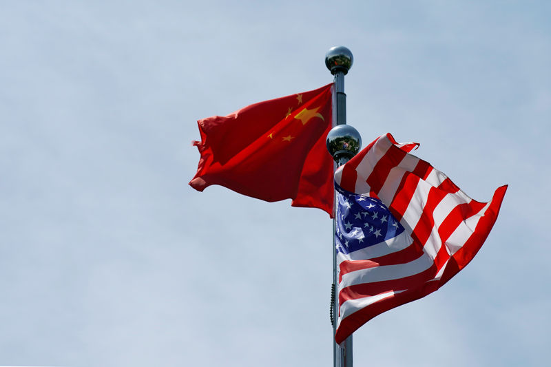 © Reuters. FOTO DE ARCHIVO: FOTO DE ARCHIVO: Banderas chinas y estadounidenses ondean cerca del Bund en Shanghai